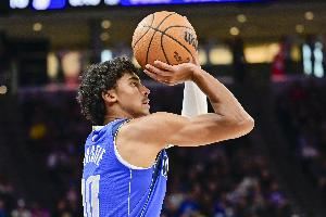 三分命中率56.5%！基德：克里斯蒂打得很棒三分很准 防守有竞争力